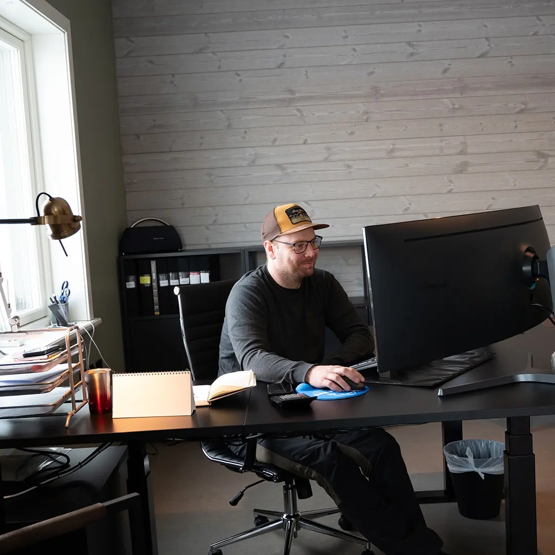 Johan Norell vid sitt skrivbord