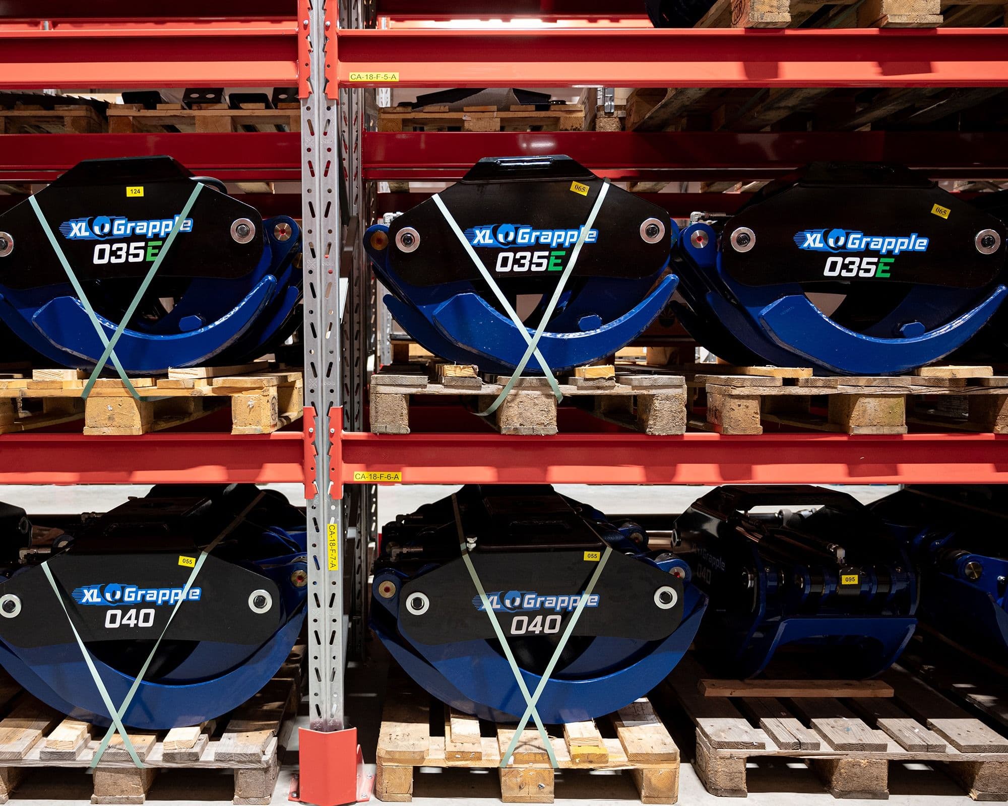 Nya XL Grapple-gripar på pall i lagret