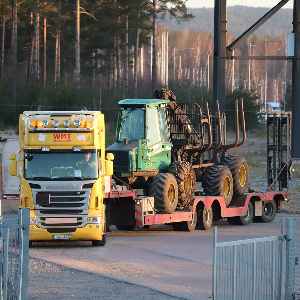 Skotare lastad på lastbil för leverans