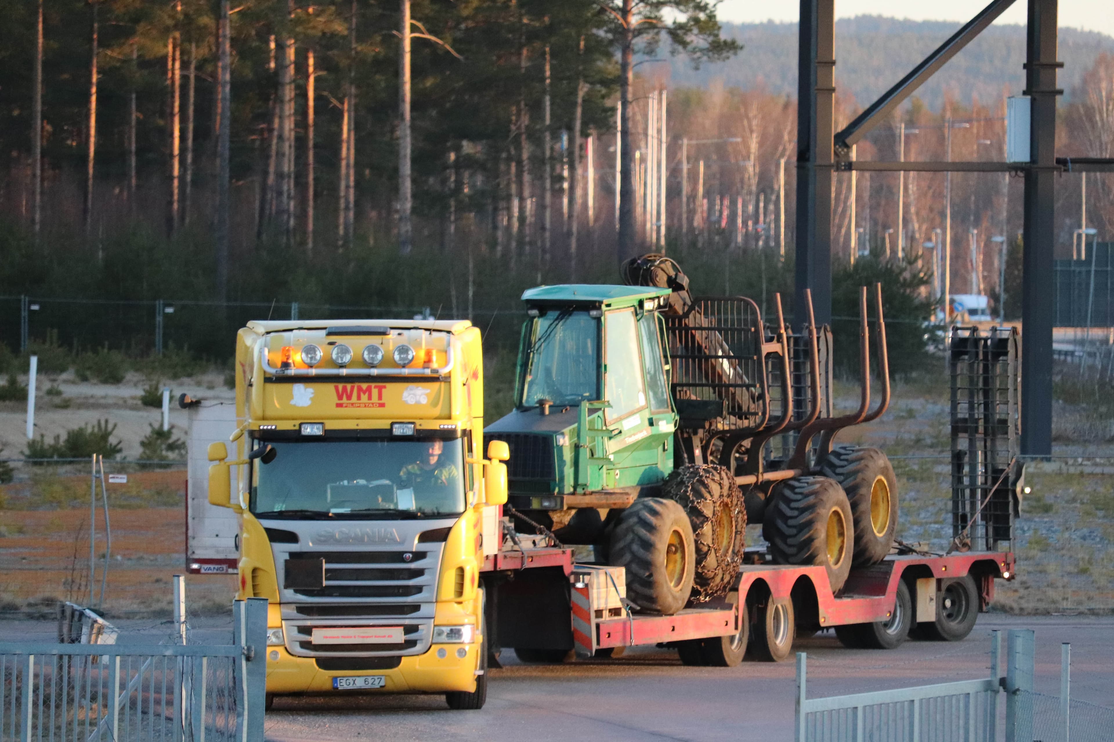 En skotare lastad på en lastbil för leverans