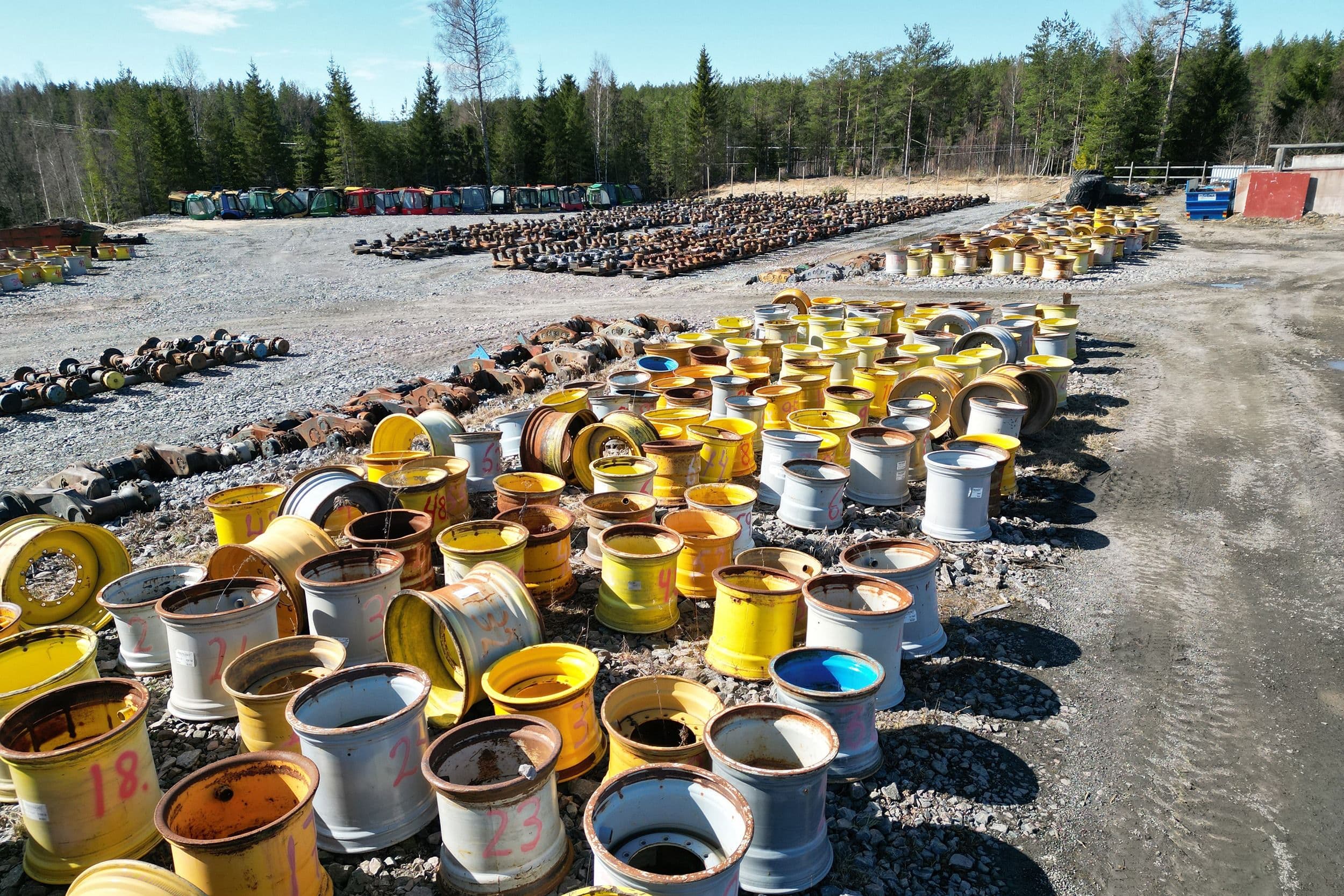 Begagnade fälgar och delar på Koppom Maskins gård