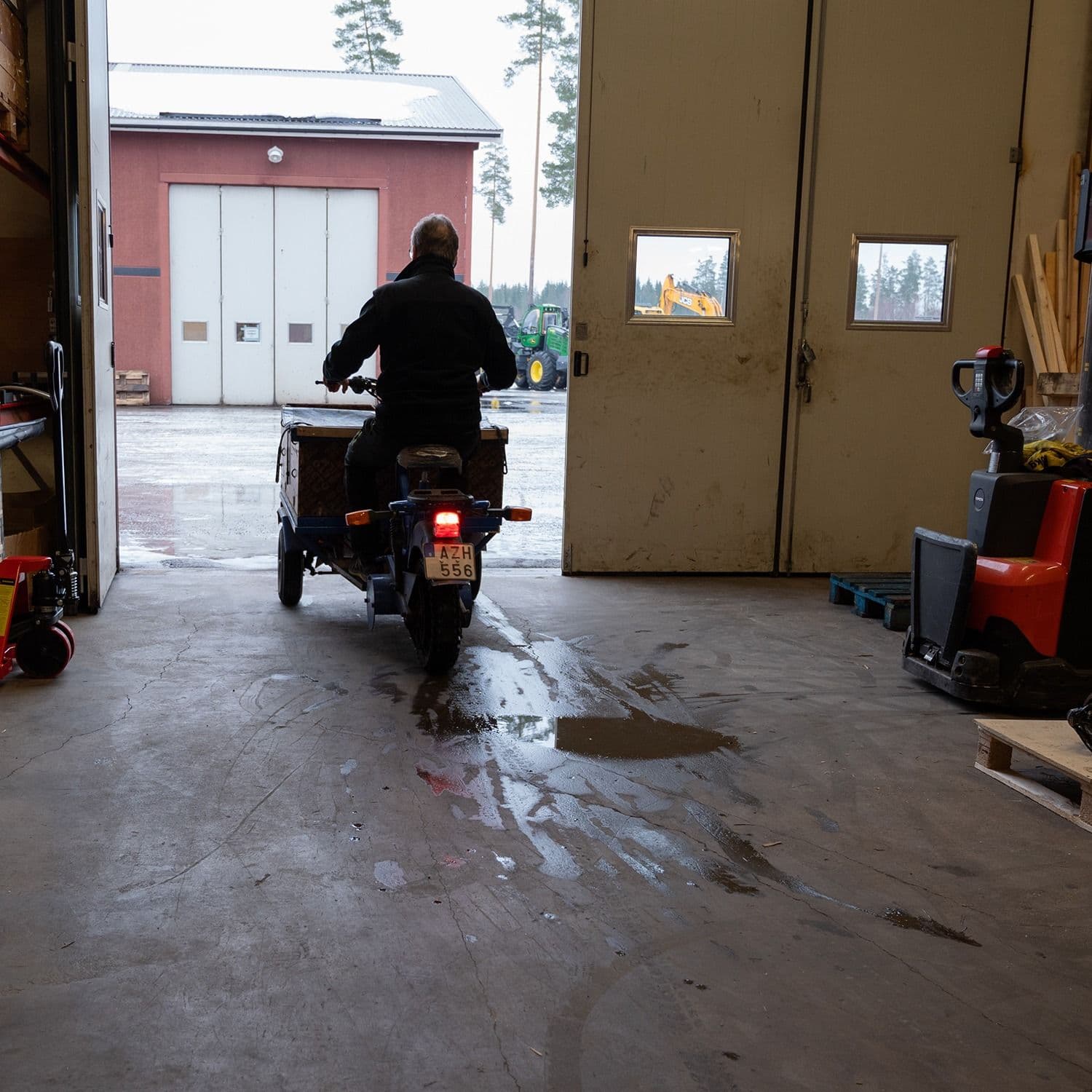 Anders Kalenius kör ut ur lagret på en truck