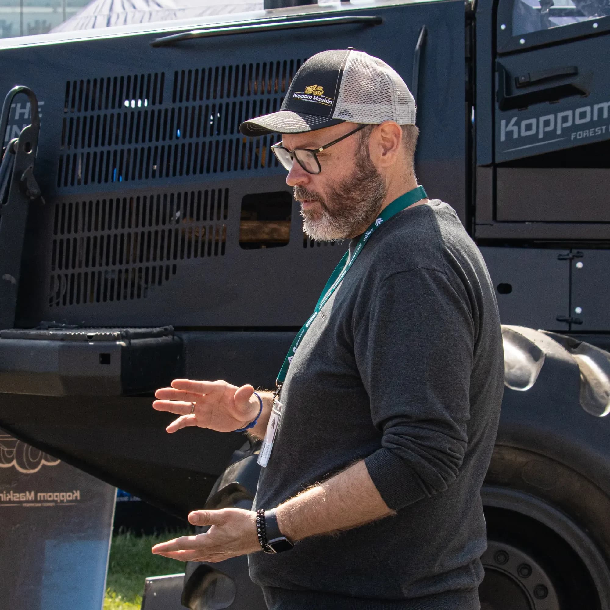 Henrik Florin i Koppom Maskins monter på en mässa